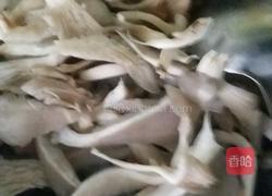平菇炒肉片的做法图解5