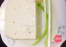 海鲜茼蒿豆腐汤的做法图解1