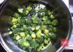 鸡腿肉炒西兰花的做法图解1