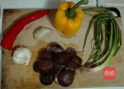双椒蘑菇焖鸡块的做法图解2