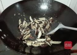 双椒蘑菇焖鸡块的做法图解6