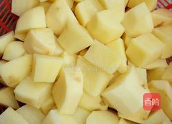 土豆闷五花肉的做法图解1