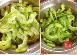 清炒苦瓜的做法图解2