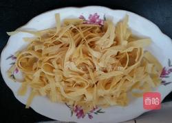 胡萝卜拌油皮豆腐的做法图解1