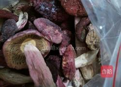 炒干红菌的做法图解1