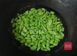 萝卜干炒毛豆的做法图解2