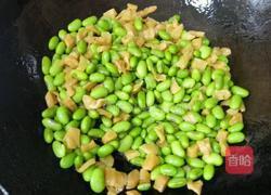 萝卜干炒毛豆的做法图解3