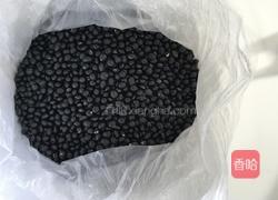 何首乌、黑豆炖猪脚的做法图解1