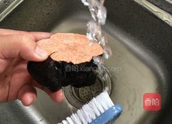 何首乌、黑豆炖猪脚的做法图解3