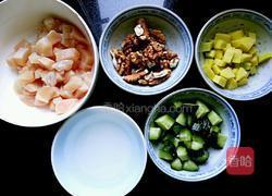 核桃仁炒鸡丁的做法图解1