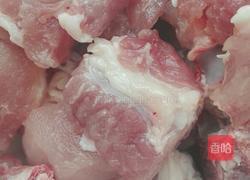 带皮排骨莲藕汤的做法图解2