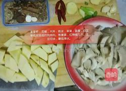 土豆蘑菇炖鸡块的做法图解2