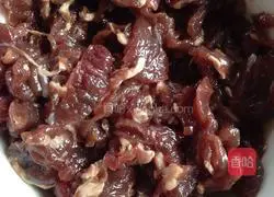 Illustration of how to make egg and beef porridge 1