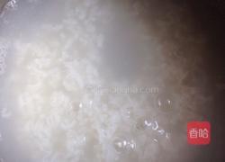 窝蛋牛肉粥的做法图解3