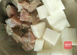 红烧白萝卜牛肉块的做法图解1