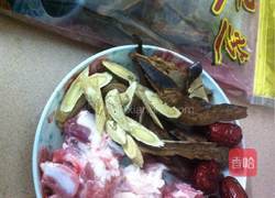 灵芝骨头汤的做法图解1