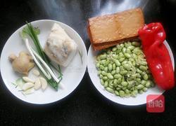 毛豆米烧咸肉的做法图解1