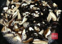 木耳香菇炒豆腐的做法图解4