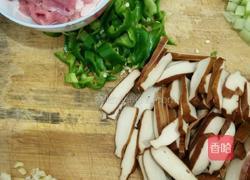 豆腐干炒肉片的做法图解1