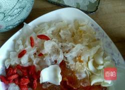 桃胶银耳莲子百合汤的做法图解2