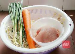 胡萝卜豆芽炒肉的做法图解1