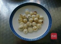 红枣银耳莲子羹的做法图解1