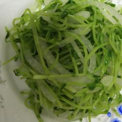 凉拌洋葱豌豆苗的做法[图]
