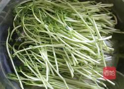 凉拌洋葱豌豆苗的做法图解1