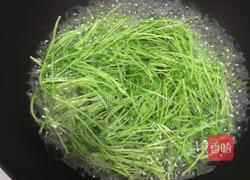 凉拌洋葱豌豆苗的做法图解2