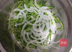 凉拌洋葱豌豆苗的做法图解6