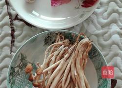 洋葱炒茶树菇的做法图解1