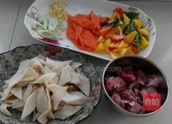 三椒杏鲍菇炒肉的做法图解1