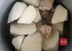 Illustration of how to make pork ribs and radish soup 4