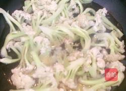 花菜炒五花肉的做法图解2