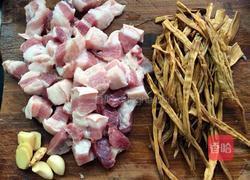 五花肉烧笋干的做法图解1