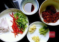 尖椒肉丝的做法图解1