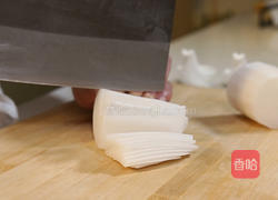 萝卜丝炖鲫鱼汤的做法图解2