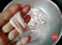 剁椒芹菜炒粉肠的做法图解1