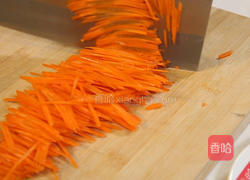 胡萝卜炒香芹的做法图解1