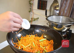 胡萝卜炒香芹的做法图解6