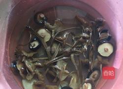 竹荪菇子粉丝汤的做法图解1