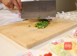 家常肉丁炒茄子的做法图解2