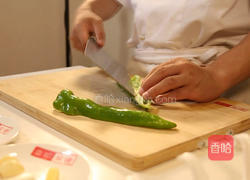 尖椒炒培根的做法图解1