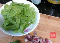香肠荷兰豆的做法图解1