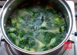 西兰花炒肉的做法图解3