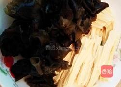 木耳腐竹炒粉丝的做法图解1