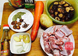 胡萝卜香菇土豆排骨汤的做法图解1