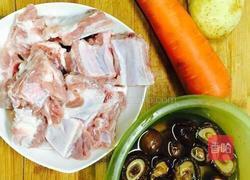 胡萝卜香菇土豆排骨汤的做法图解2
