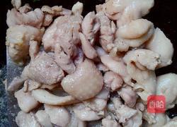 毛豆炒鸡腿肉的做法图解3