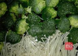 西兰花金针菇蒸排骨的做法图解3